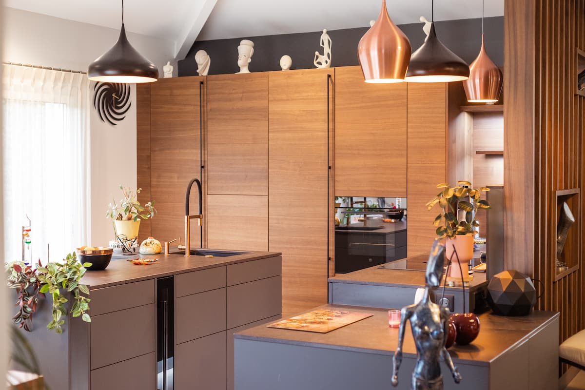 00-cuisine-facade-bois-cave-a-vin-electromenager-design-luminaire-suspension
