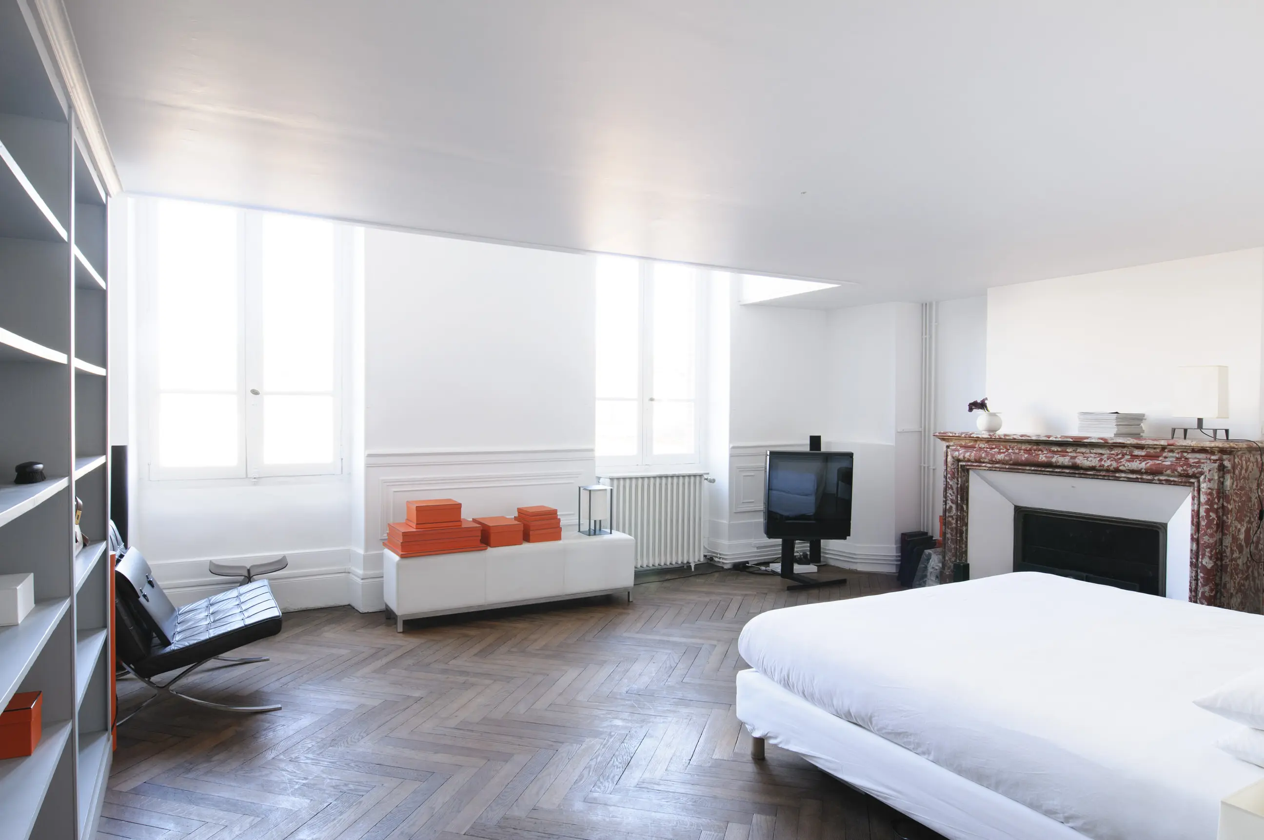 chambre-blanche-parquet-massif-1.jpg