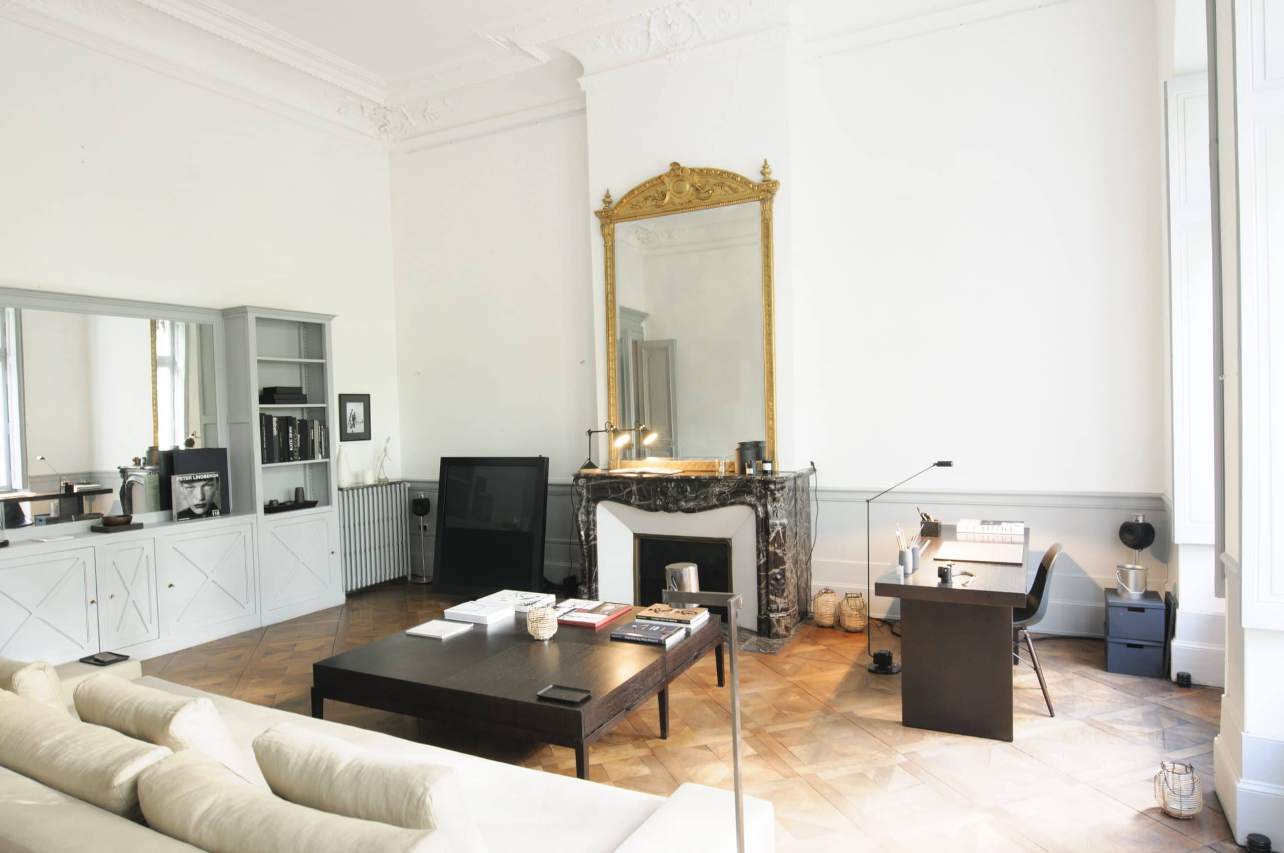 grand-salon-parquet-passif-hauteur-sous-plafond-2