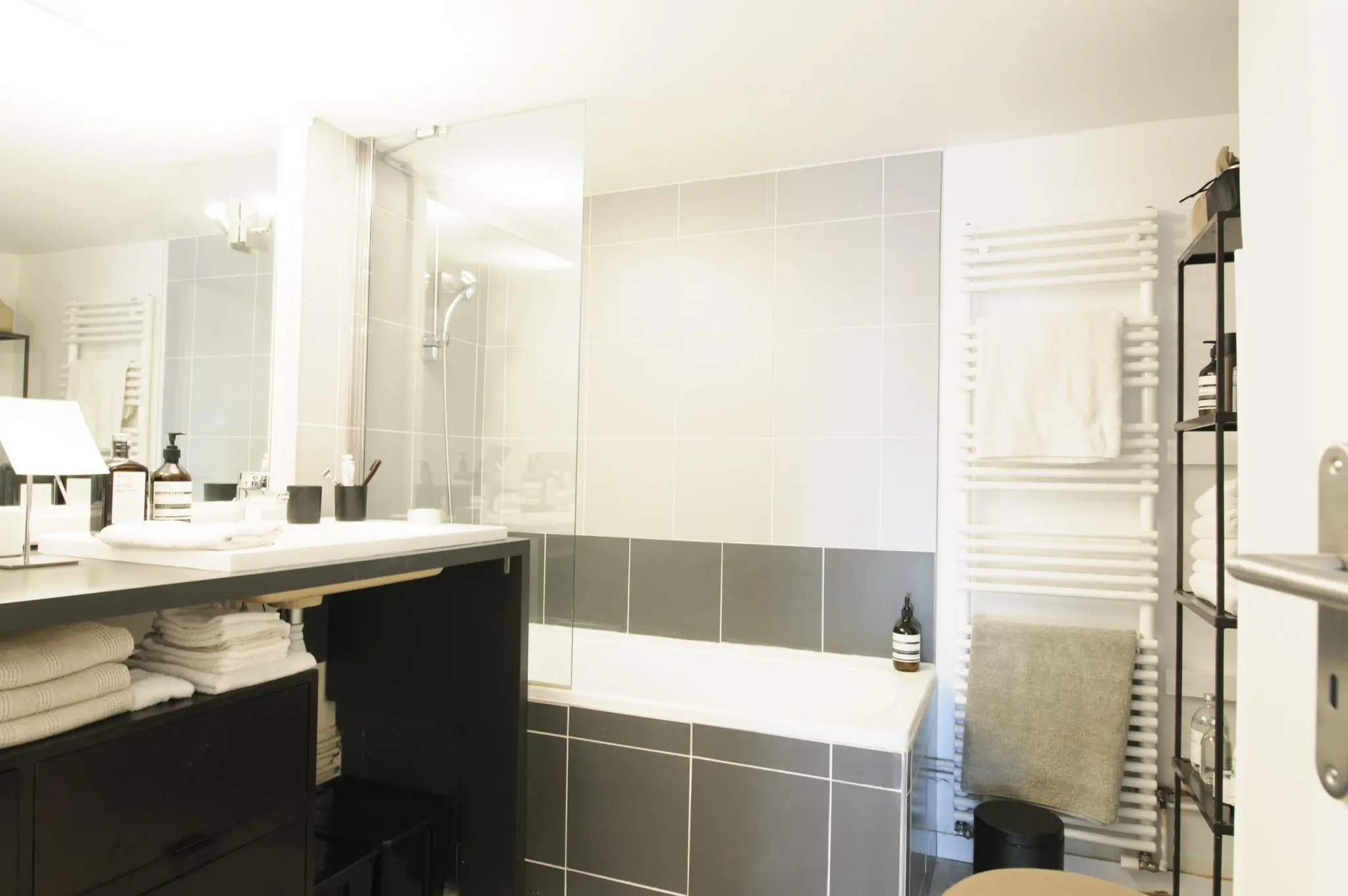 petite-salle-de-bain-lumineuse-e1494426819284.jpg