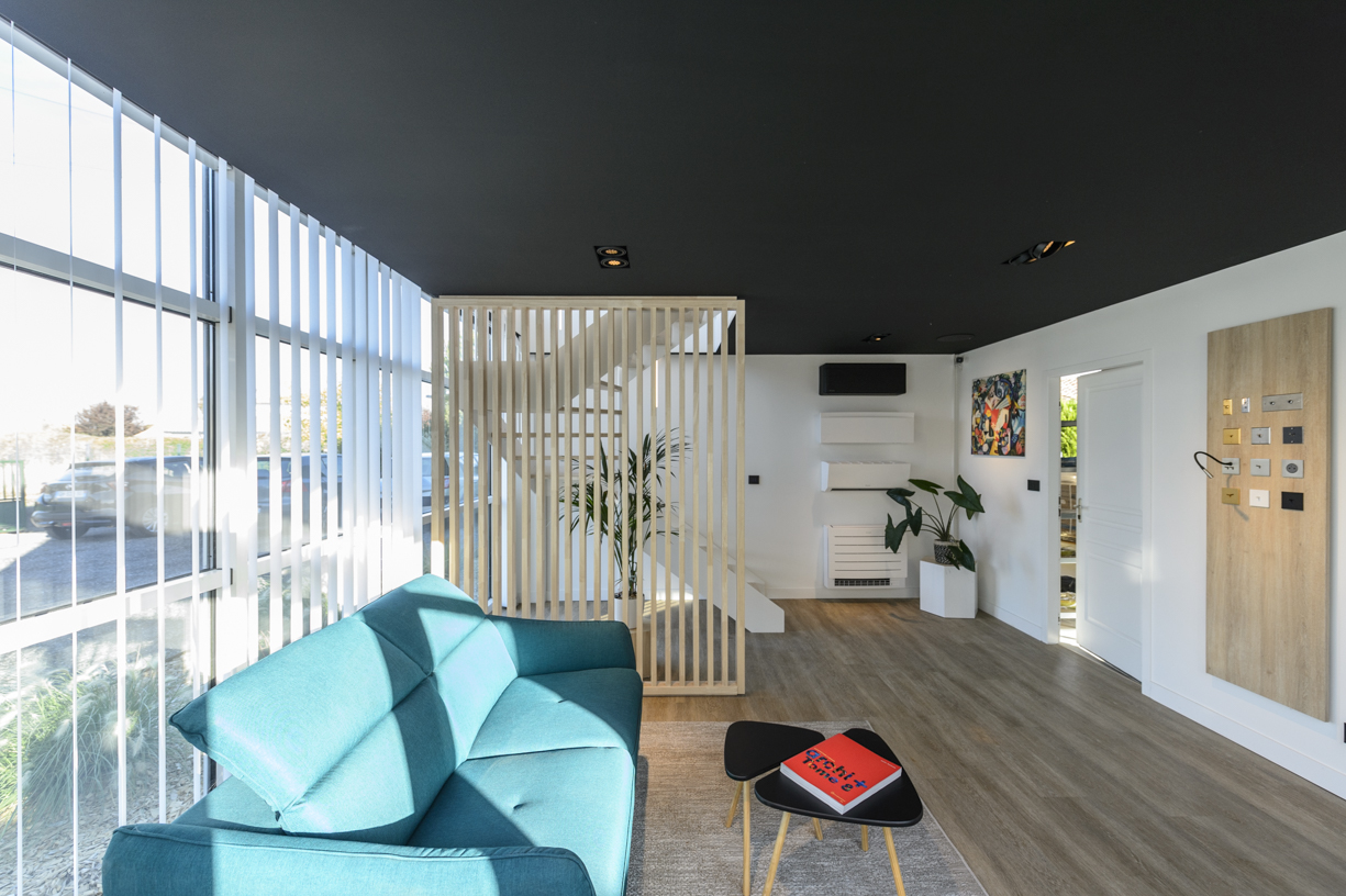 01-entree-accueil-showroom-canape-escalier