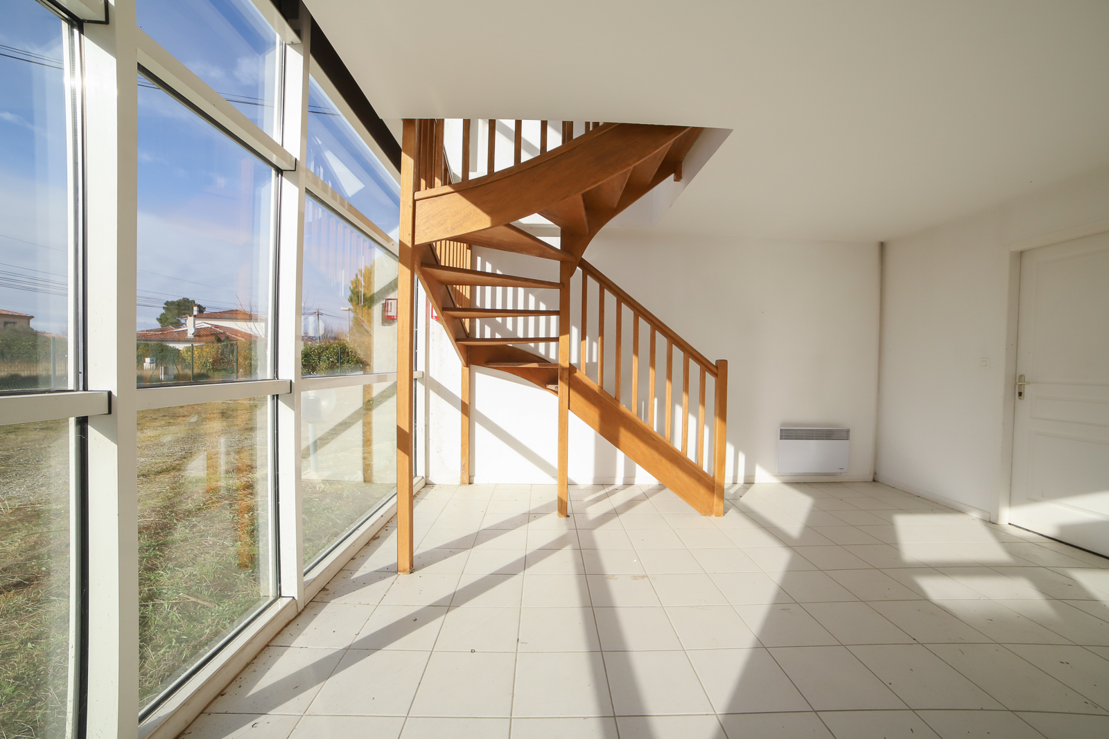 01-entree-escalier-accueil-lumiere