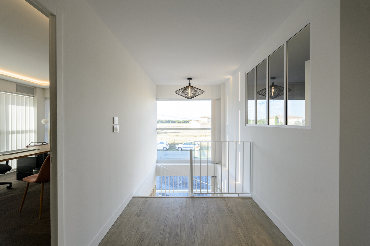 03-escalier-palier-verriere-gardecoprs-parquet-lumiere
