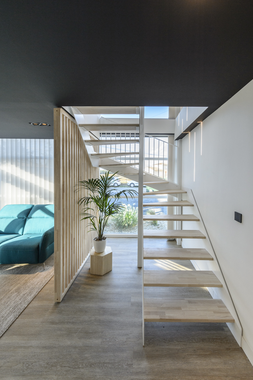 04-escalier-bois-metal-blanc-claustra-naturel-parquet