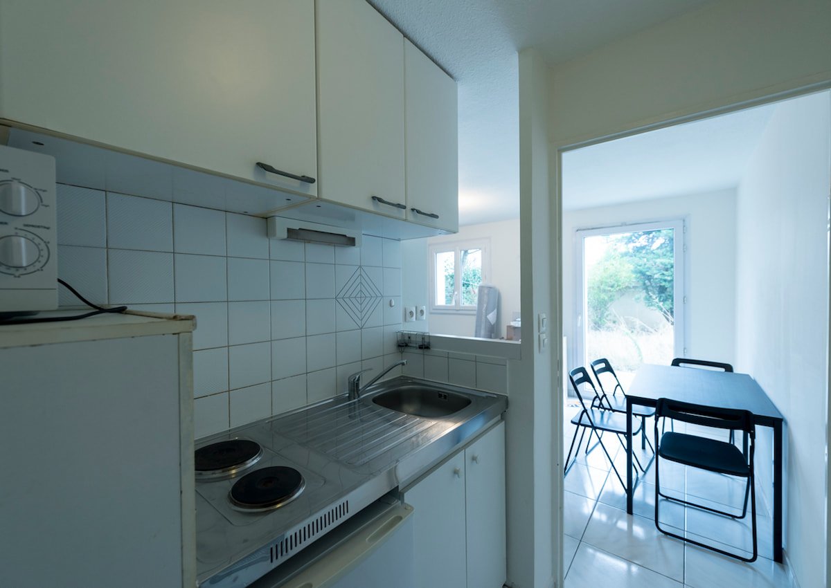 05-ancienne-cuisine-fermee-separation-piece-inox