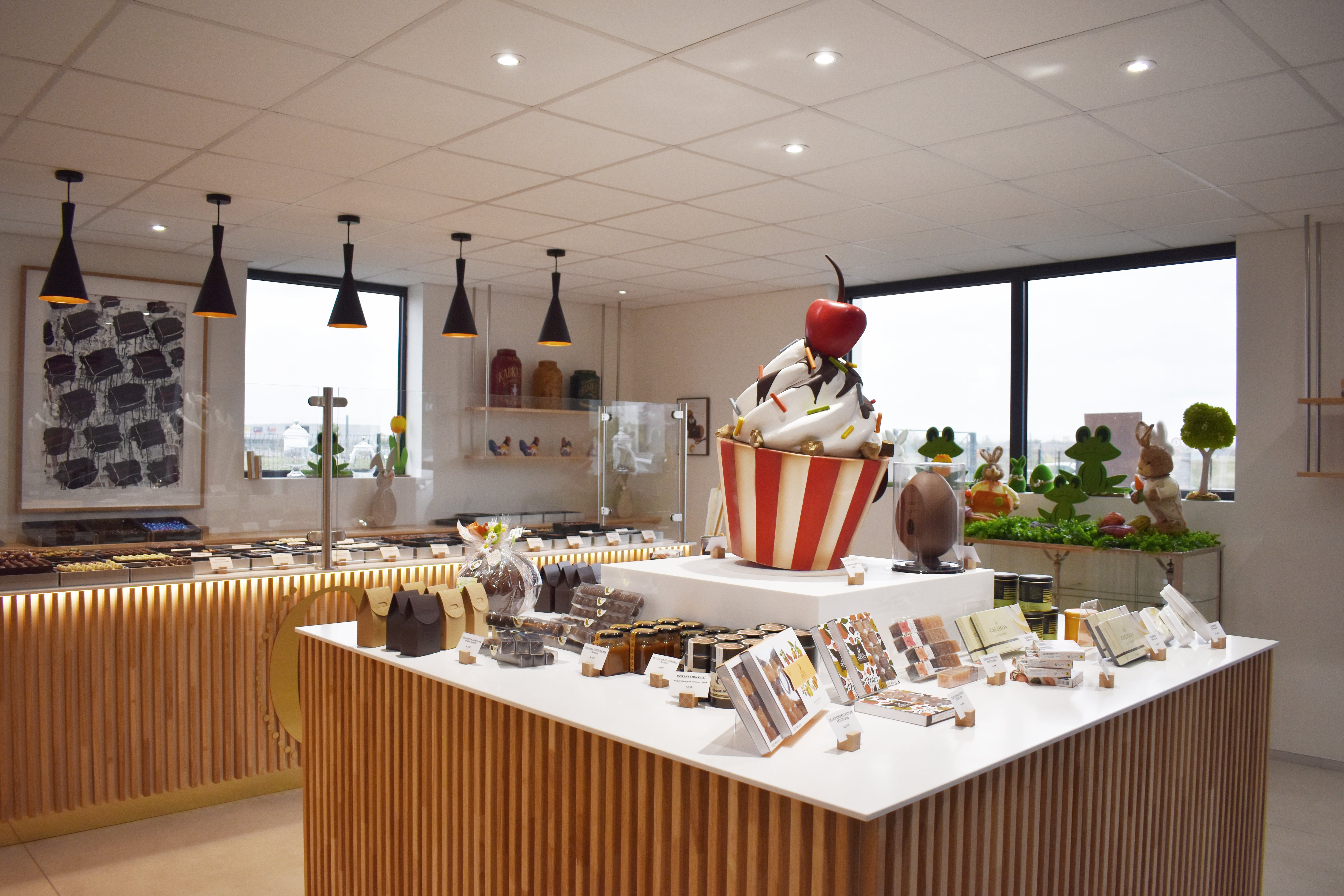 05-comptoir-ilot-chocolat-bois-presentaton-vitrine-magasin