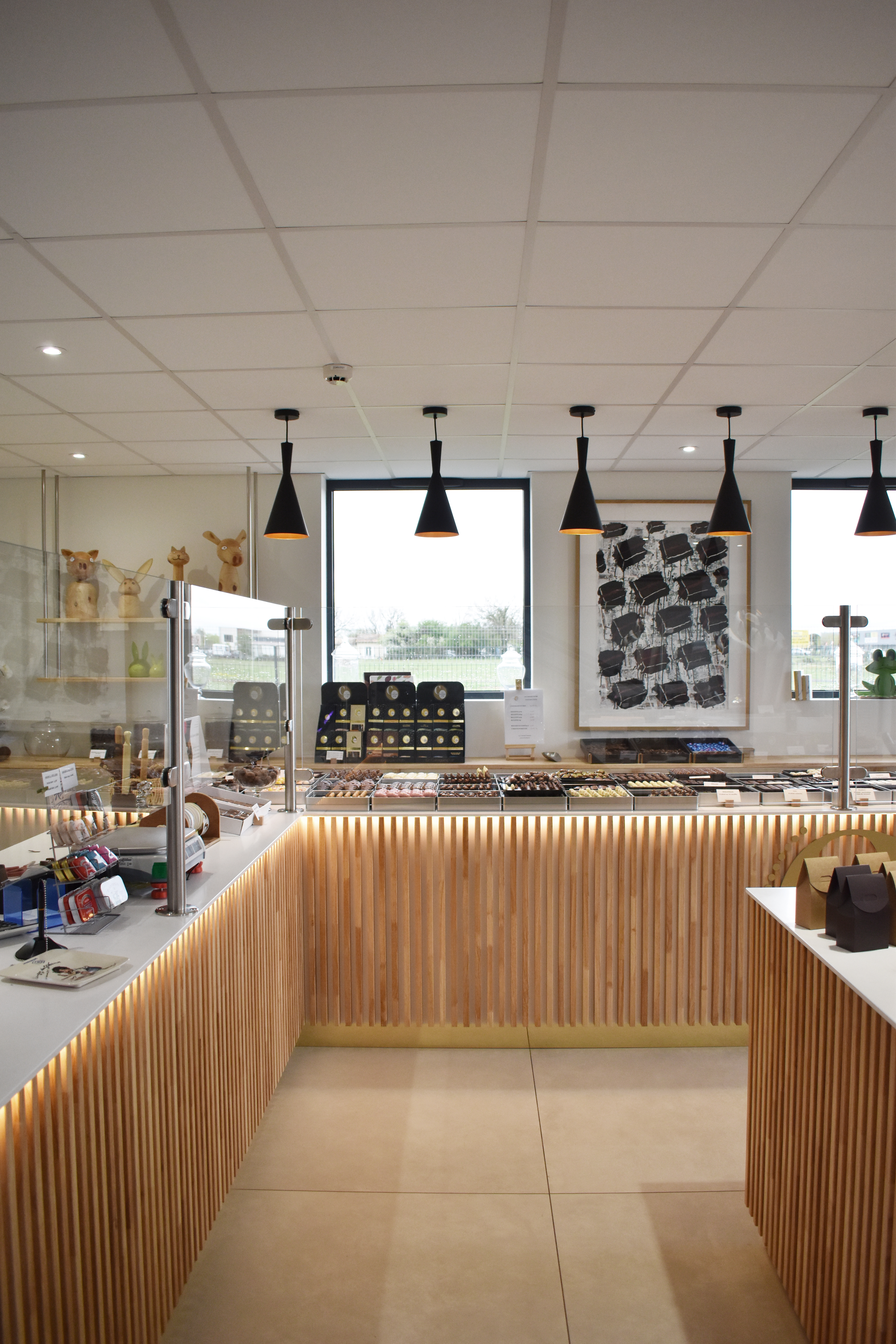 08-magasin-bois-beton-suspension-metal-chocolat-1