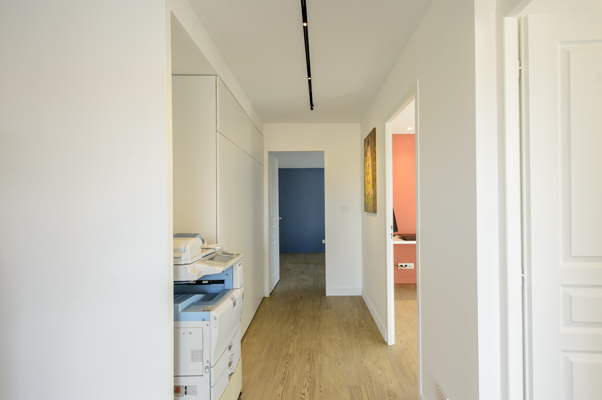 09-couloir-parquet-etage-lumiere-rail-led