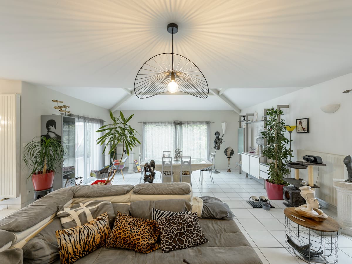 09-salon-blanc-carrelage-petit-format-salle-a-manger