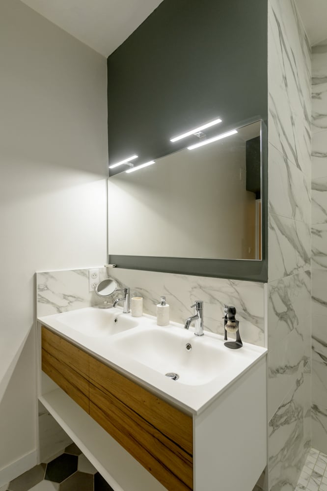 salle-de-bain-double-vasque-bois