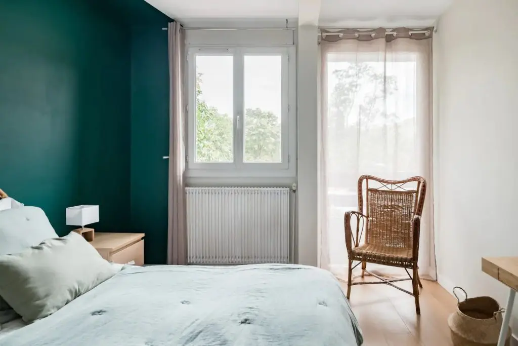 chambre-meuble-rotin-parquet-1024x683.jpg