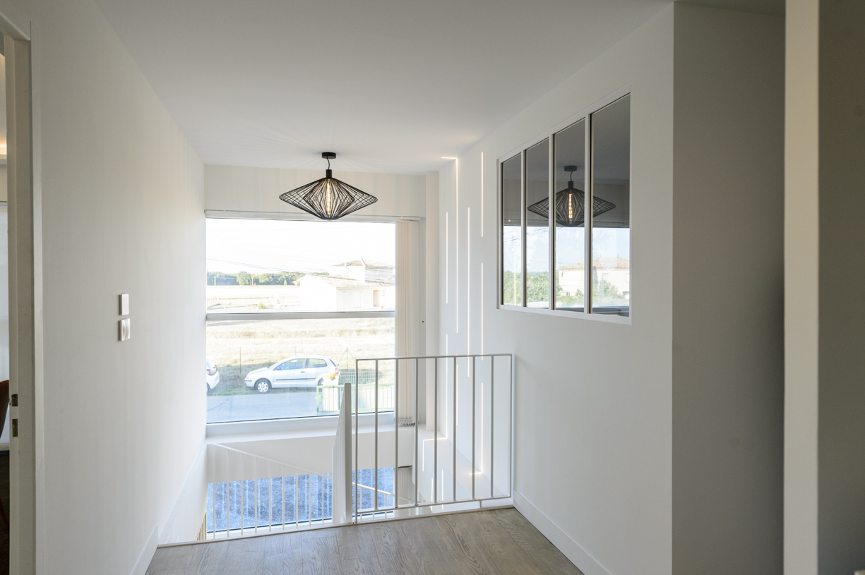 12- couloir-verriere-blanche-led-mur-parquet-escalier-metal-blanc