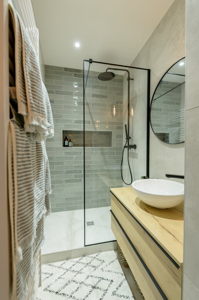 00-après-douche-carrelage-paroi noir-robinetterie-meuble-bois