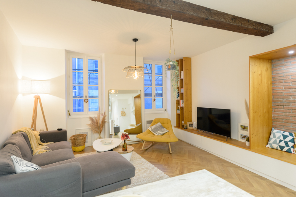 07-après-meuble-tv-sur-mesure-bois-blanc-niche-briques-parquet
