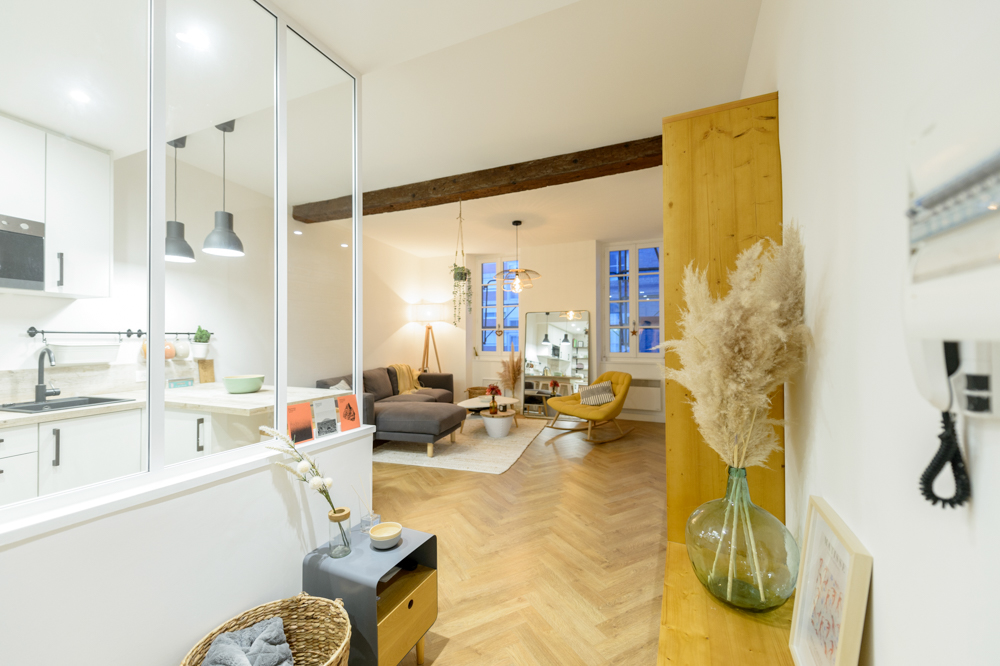 13-après-verrière-blanc-scandinave-parquet-chaleureux