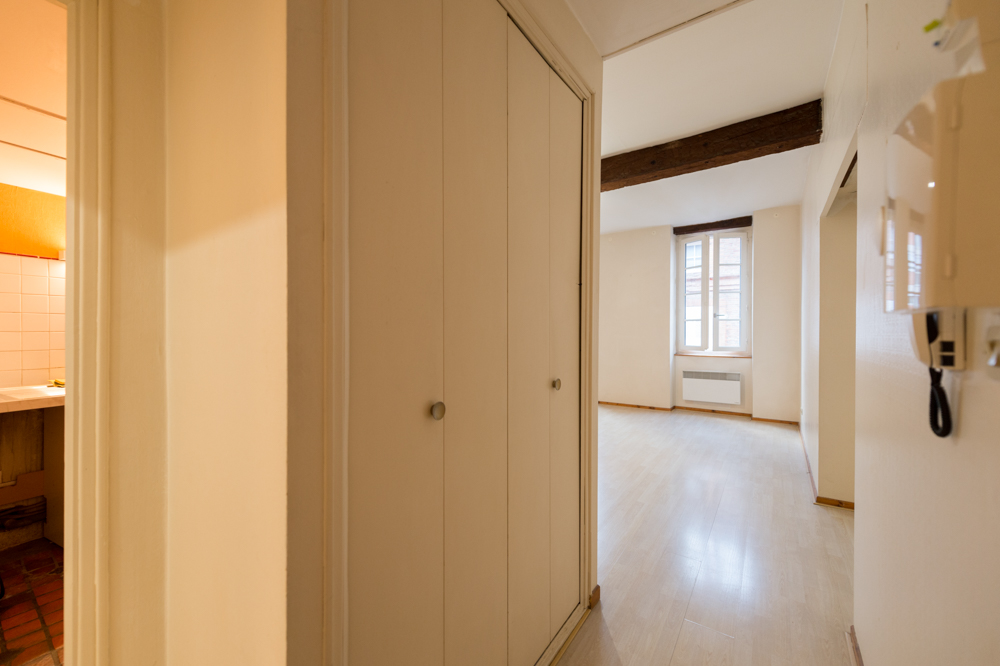 13-avant-dressing-entrée-sombre