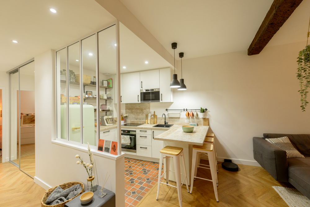 16-après-séjour-scandinave-verrière-blanche-poutre-bois