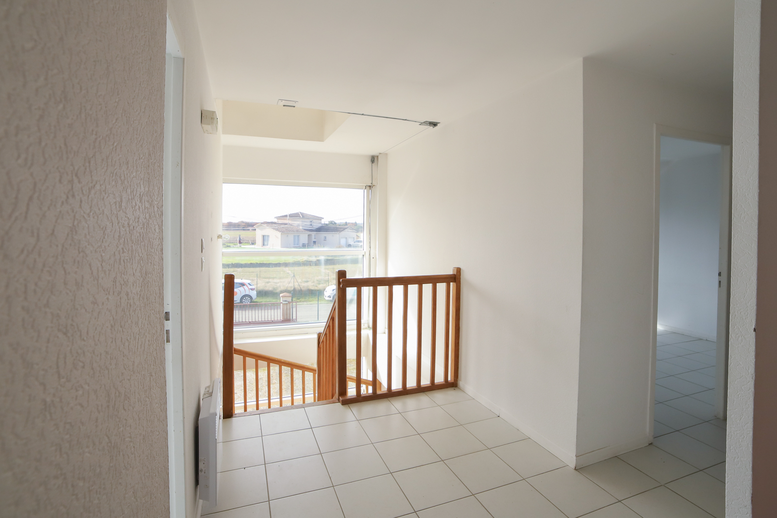 13-couloir-escalier-carrelage-blanc-froid- lumineux