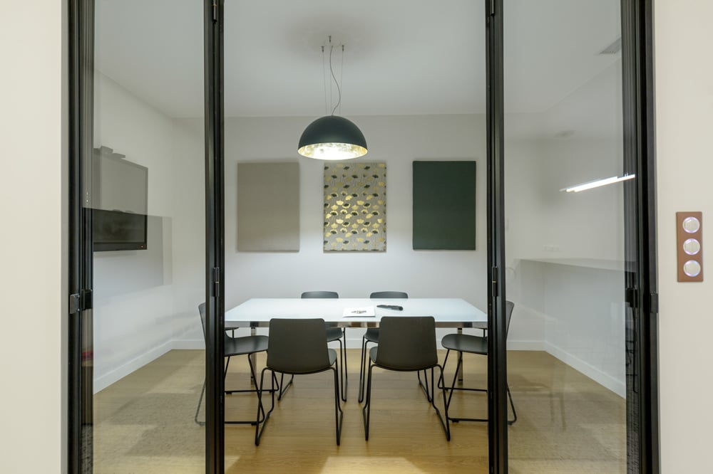15-cloison-amovible-metal-vitrage-verticaux-tableaux-acoustique-tissus-suspension-salle-de-reunion