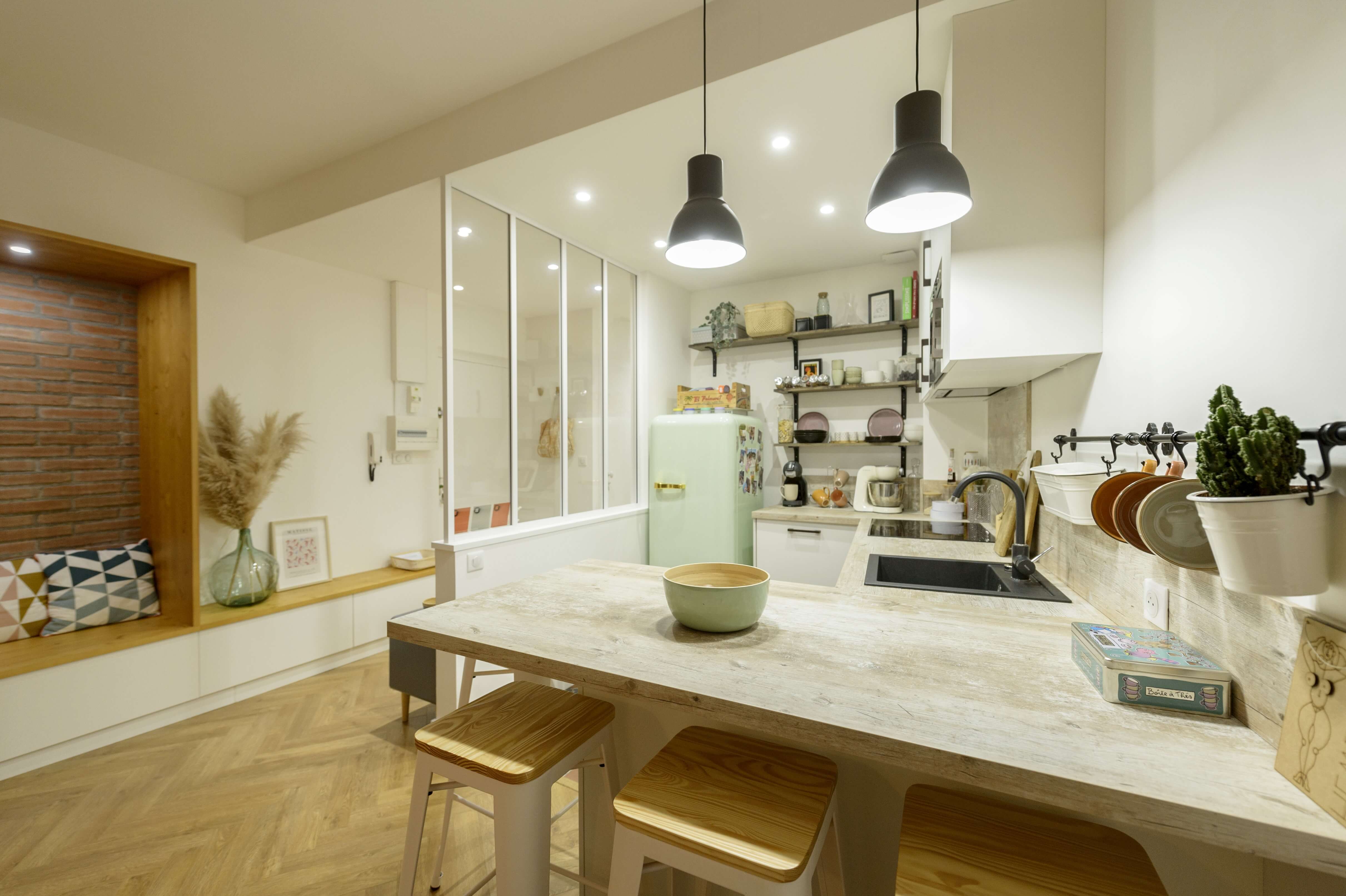 18-après-petite-cuisine-ouverte-suspensions-ilot-éclairage (1)