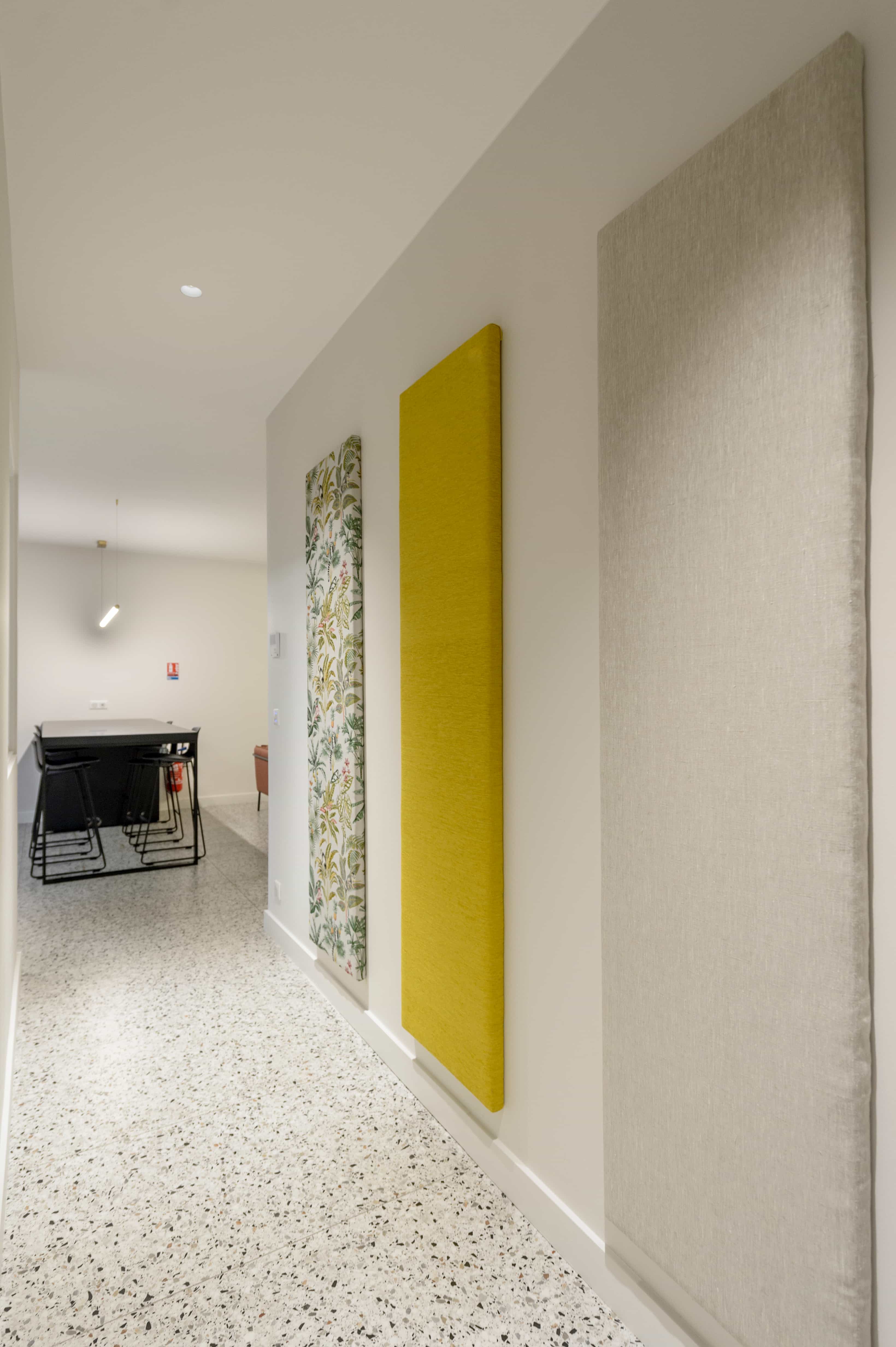 18-couloir-passage-panneaux-acoustiques-ilot-cuisine-noire-1