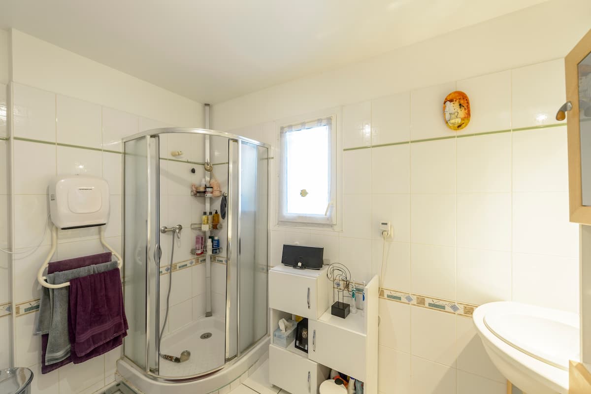 19-salle-de-bain-douche-baignoire-vasque-classique-fenetre-petite