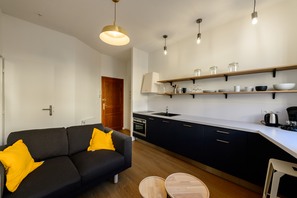 02-salon-ouvert-cuisine-blanc