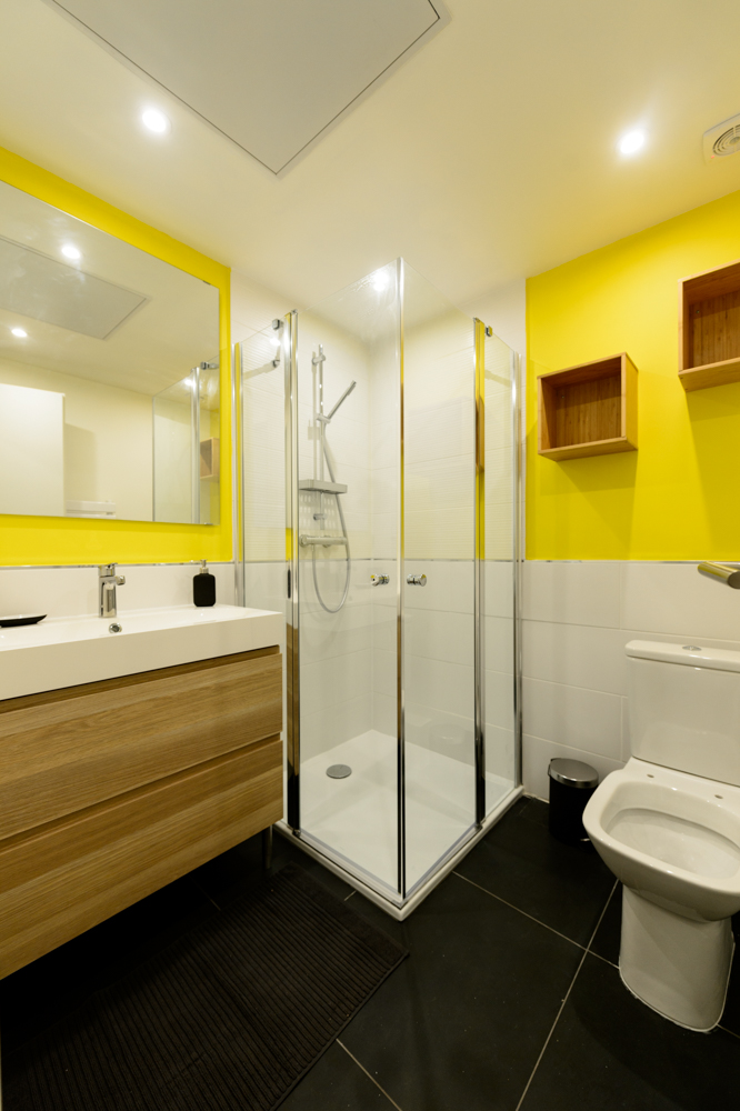 salle-de-bain-jaune-blanche