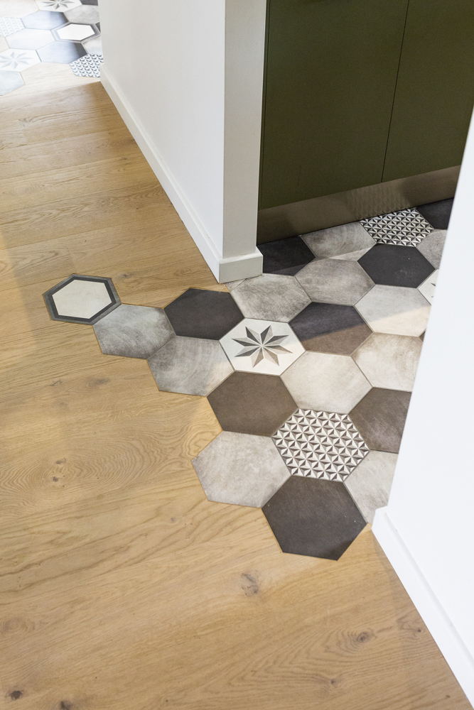 00-cuisine-kaki-carreau-gris-anthracite-motif-hexagones-impair