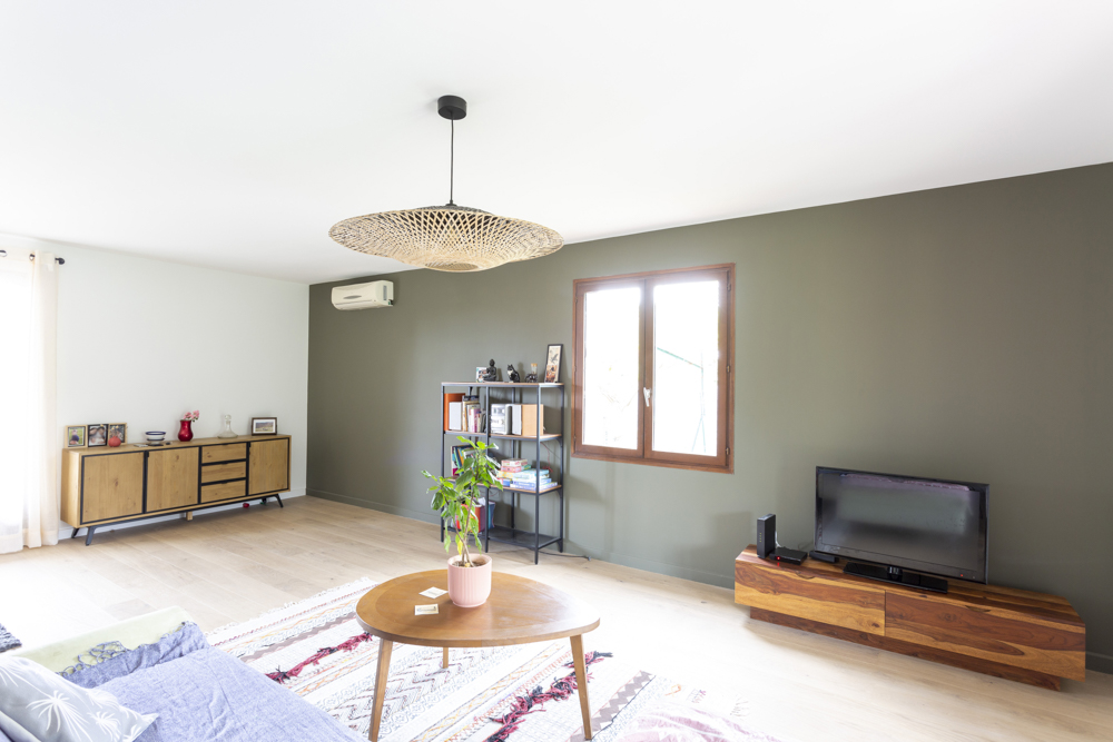 00-vert-kaki-peinture-mur-harmonie-cuisine-volume-bois-parquet-interieur-lustre-suspension