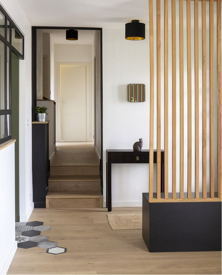 08-apres-renovation-claustra-bois-couloir-passage-parquet-chene-luminaire-noir-dore
