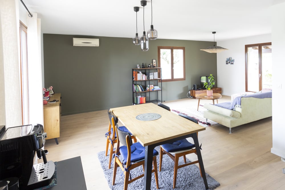 13-table-chaise-ameublement-mobilier-interieur-espace-luminaire-verre-fume