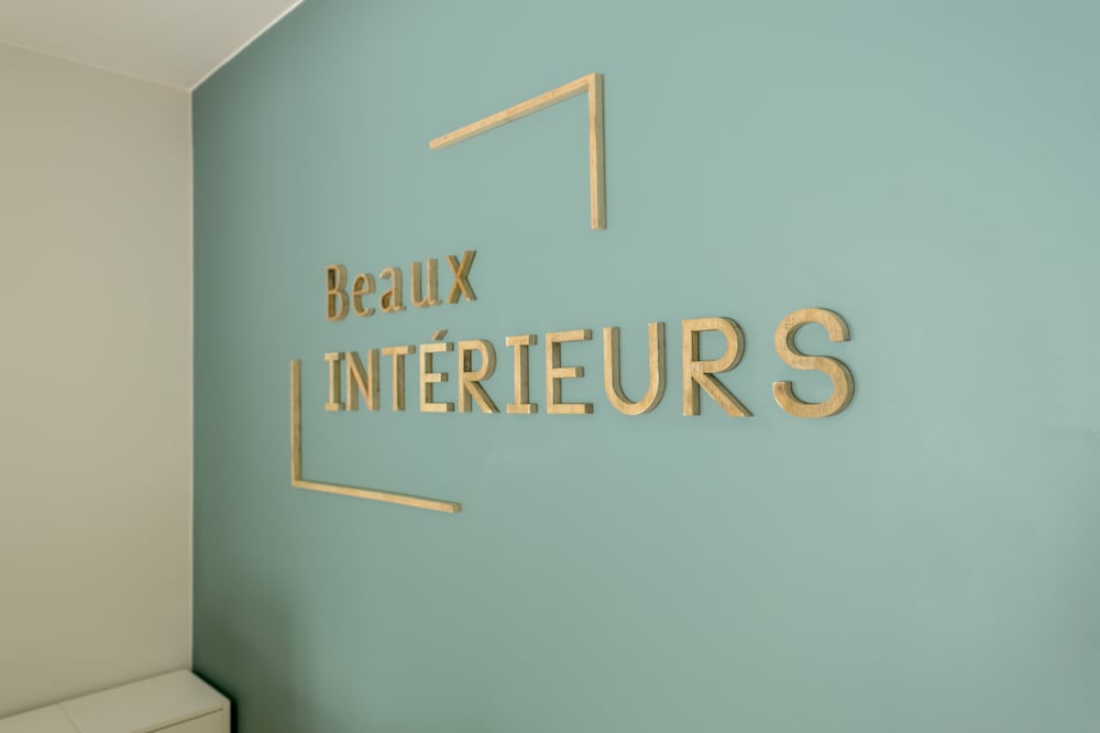 31-lettrage-decoupe-laser-bois-logo-beaux-interieurs