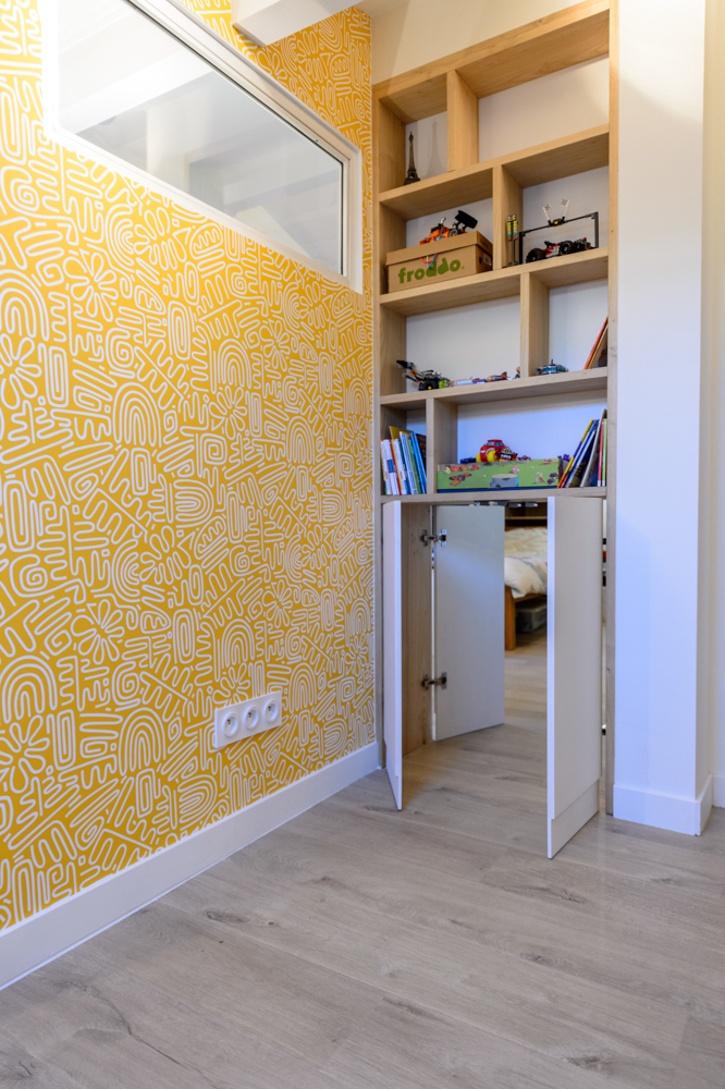00-papier-peint-armoire-derobee-traversante-etagere-chataignier-verriere-separation-chambres-enfants