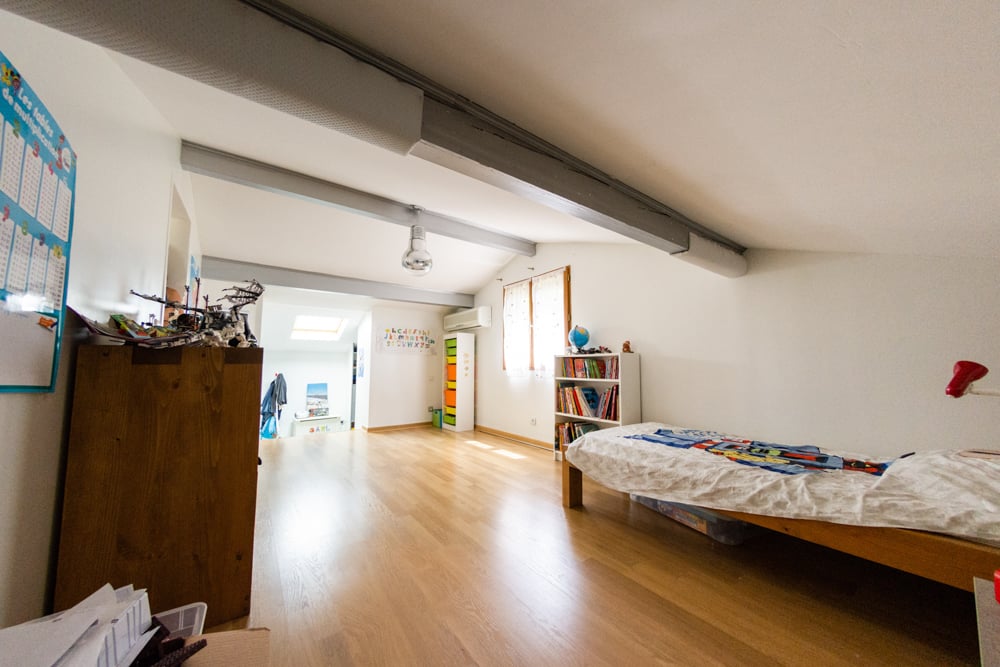 02-avant-chambre-enfant-sous-pente-commode-lit-garcon-poutre-fenetre