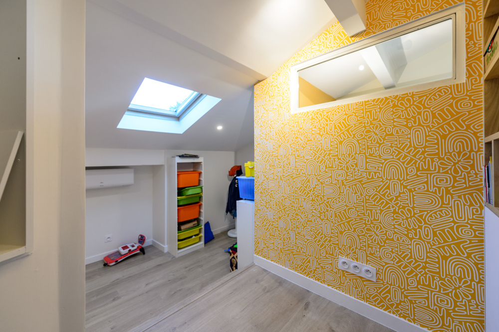 04-separation-verriere-papier-peint-motif-chambres-enfants-velux-fenetre-traversant-jouet-climatisation