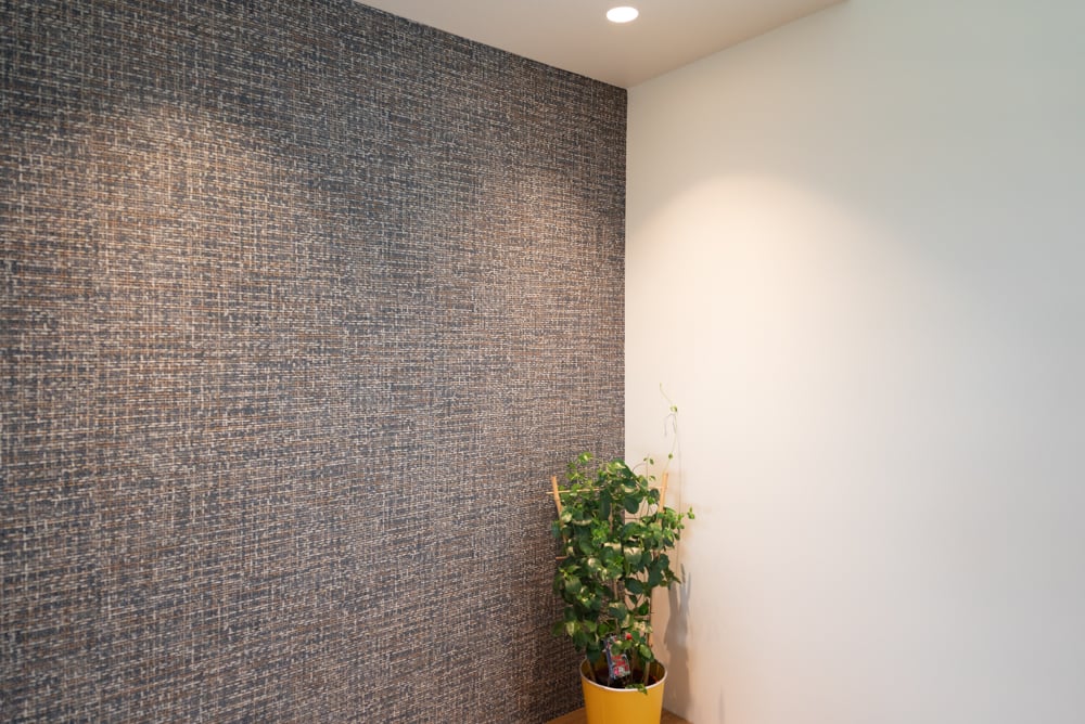 00-detail-papier-peint-salon-sejour-niche-poele-bois-mur-blanc