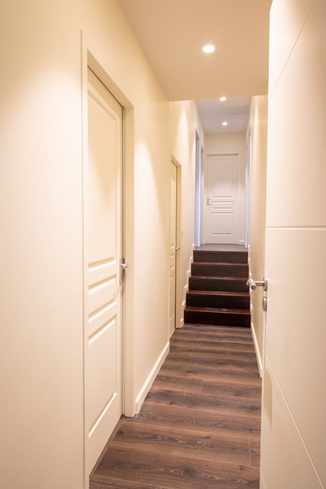 08-couloir-modifie-sol-peinture-eclairage-spot-escalier-acces-chambre