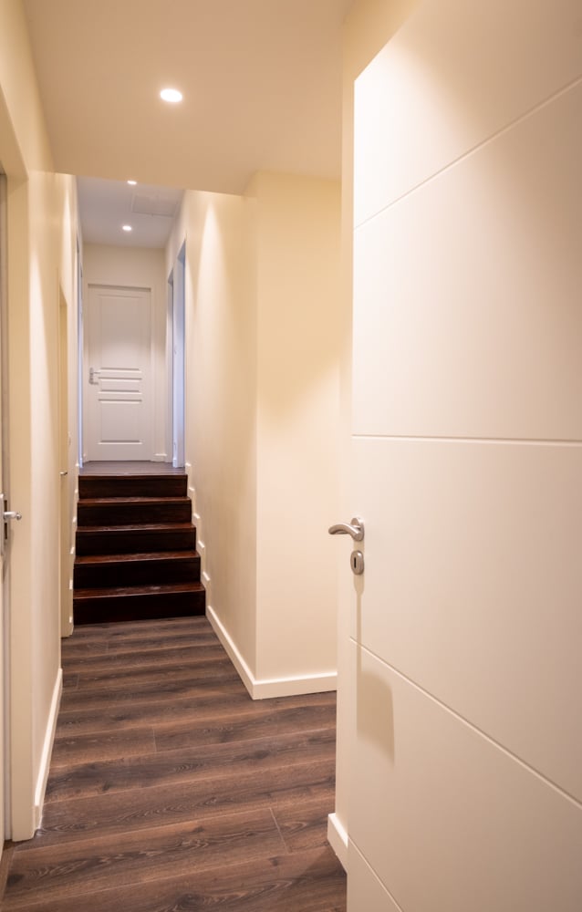 09-couloir-modification-escalier-parquet-sol-blanc-peinture-porte-fermer