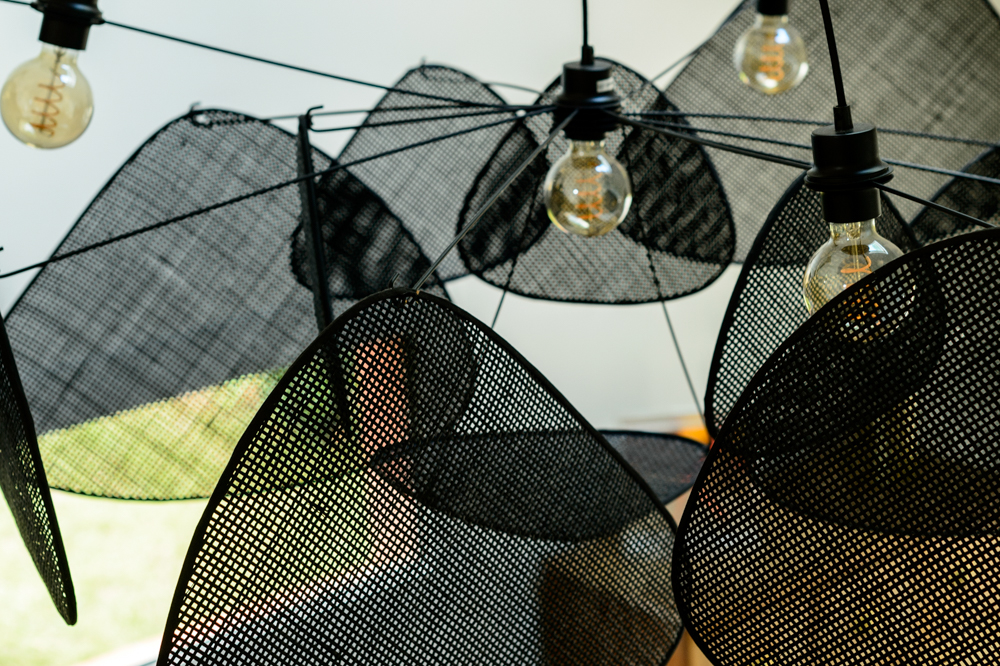 00-ampoule-suspension-interieur-cannage-noir-fenetre-lumiere-source-lumineuse-design-maille-tissus