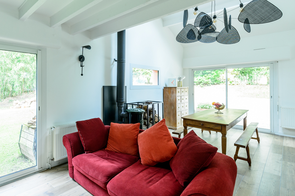 00-canape-rouge-velours-salon-decoration-sejour-lumineux-suspension-noire-cannage-ensemble-salle-a-manger-volume-deplafonne