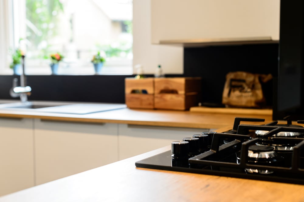00-cuisine-plan-de-travail-plaque-cuisson-evier-fenetre-credence-meuble-blanc-bois-noir