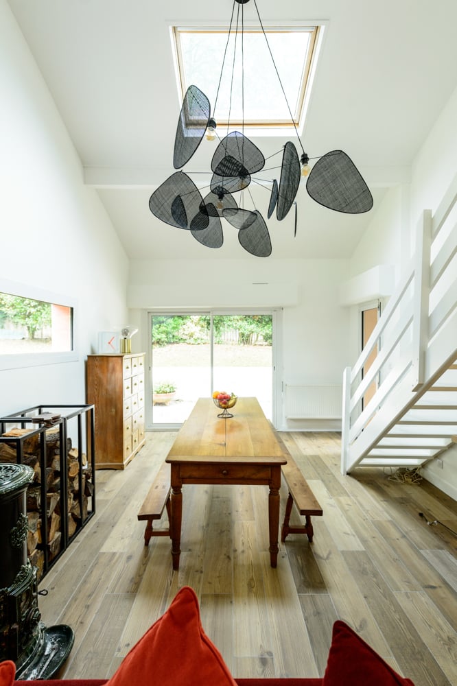 00-decoration-table-mobilier-bois-banc-rack-poele-suspension-noire-cannage-volume-escalier-sol-carrelage-effet-bois-baie-vitree-lumineux