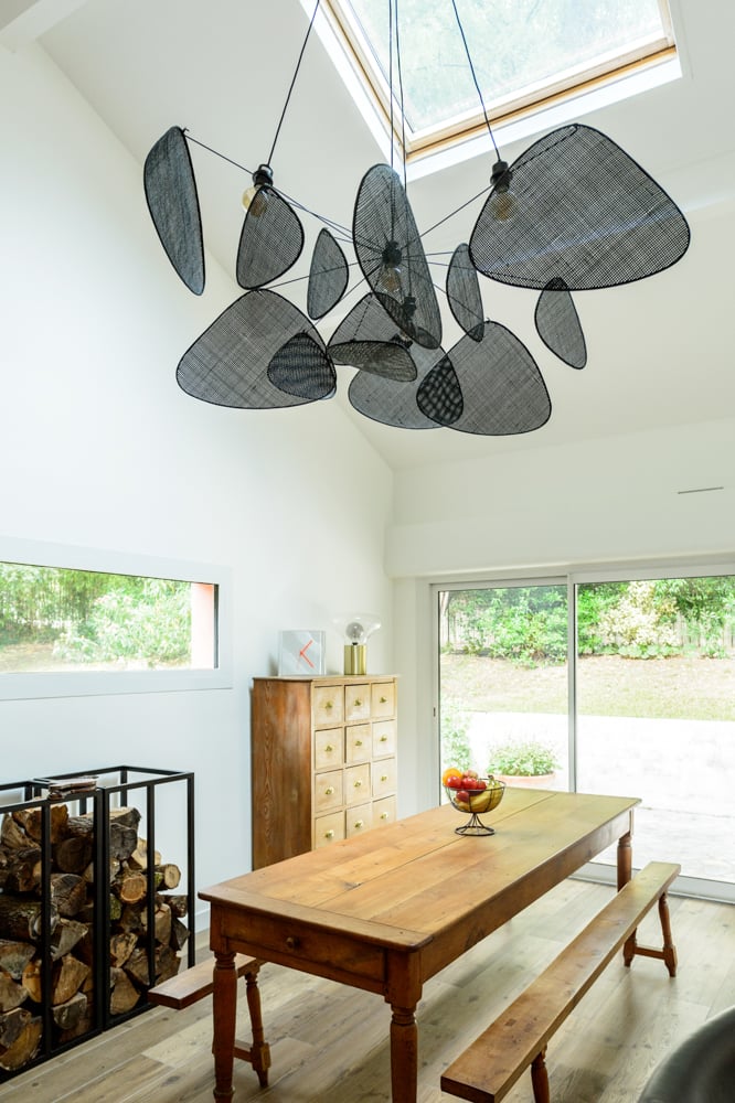 00-interieur-amenagement-decoration-meuble-bois-ancien-campagne-chic-cannage-vitre-lumiere-lumineux-panoramique-suspension-table-banc-salle-a-manger