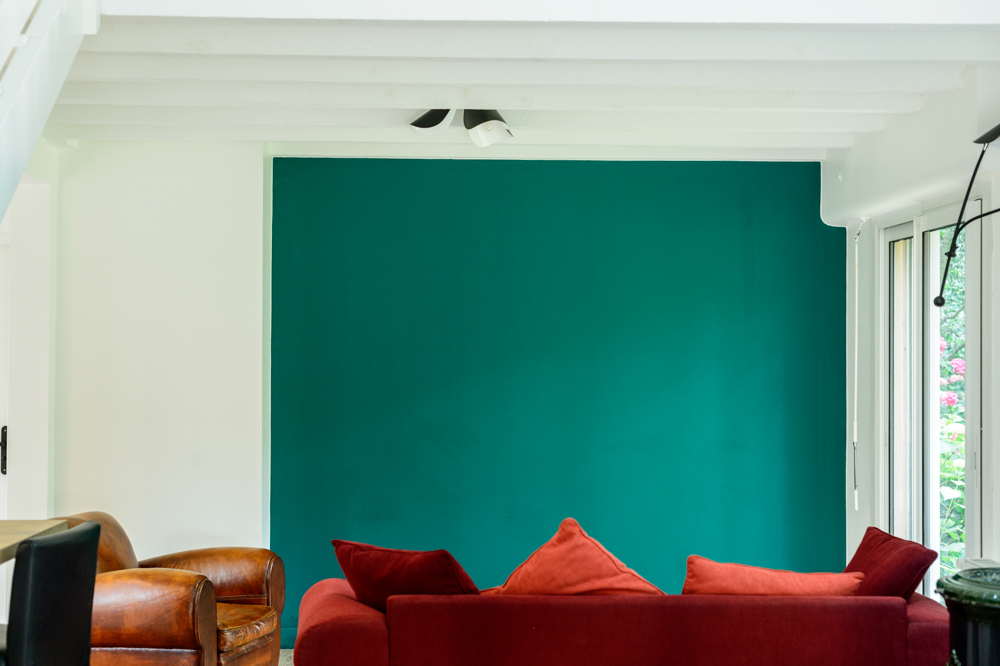 00-mur-vert-peinture-lumiere-salon-espace-couleur-murale-chaleureux