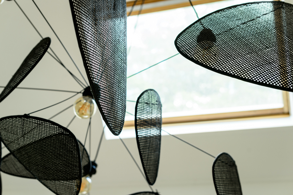 00-suspension-cannage-noir-decoration-interieur-luminaire-fenetre-vue-maille