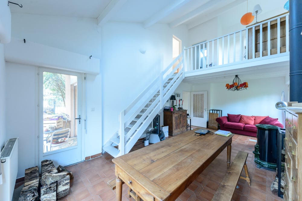 03-sejour-salle-a-manger-avant-renovation-interieure-escalier-bois-blanc-mezzanine
