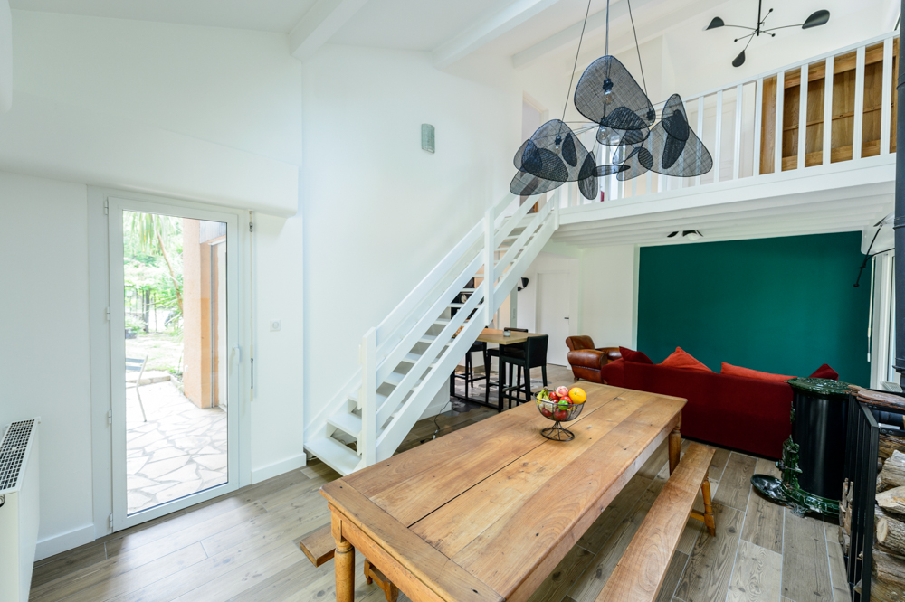 03-sejour-vert-canape-rouge-suspension-escalier-table-a-manger-campagne-bois-chic-mezzanine