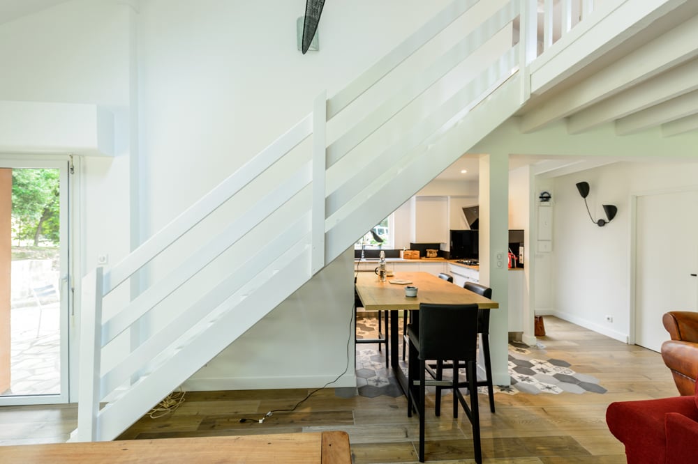 04-escalier-cuisine-ouverte-conviviale-entree-sejour-etage-blanc-chaleureux-couleur-bois