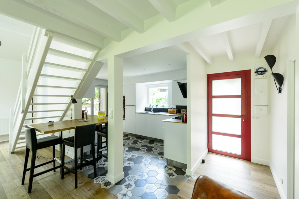 05-entree-porte-rouge-vitree-applique-carrelage-cuisine-ouverte-escalier-blanc-car-bois-gris-blanc-noir-volume